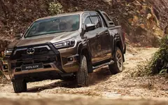 Toyota Hilux 2026 memecut di jalan tanah berbatu