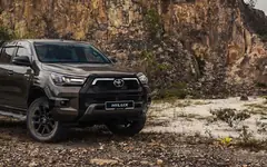 Toyota Hilux 2026 double cab berhenti di laluan kuari berbatu