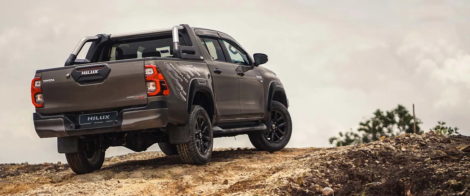 Toyota Hilux 2026 double cab dipandang dari belakang tiga suku, bak kargo dan sports bar